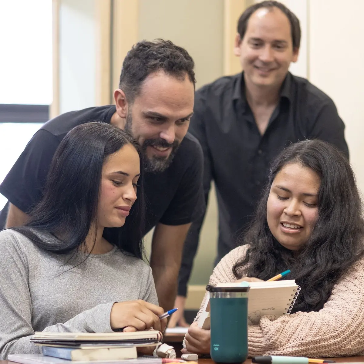 Mentores acompañando a dos estudiantes