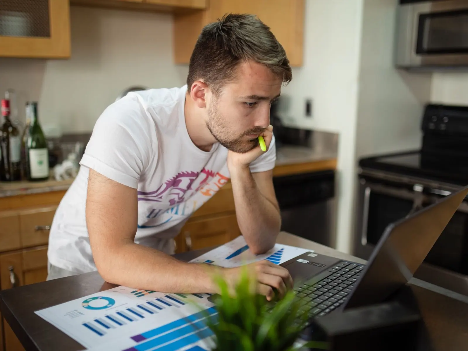 Estudiante revisando gráficos de datos