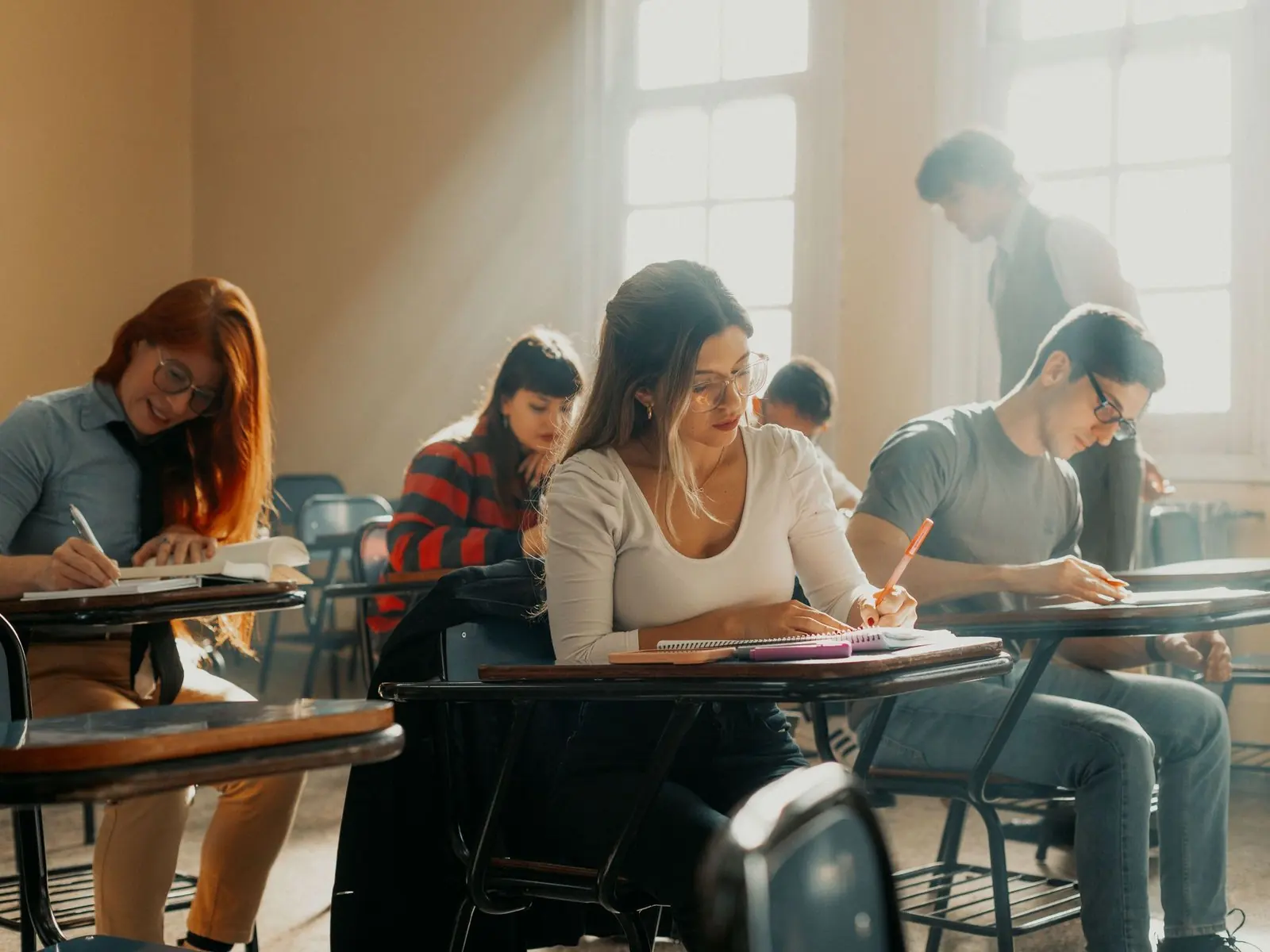 Estudiantes en un aula luminosa