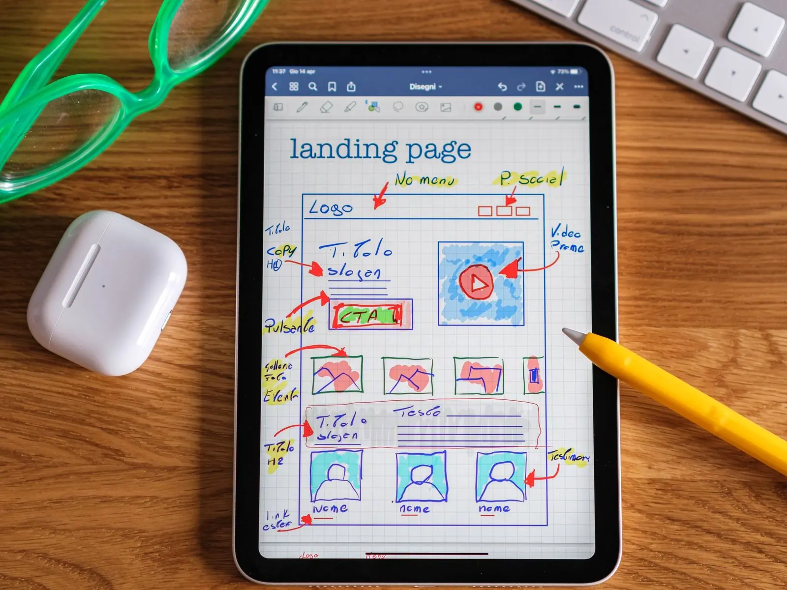Boceto de una página web en una tableta