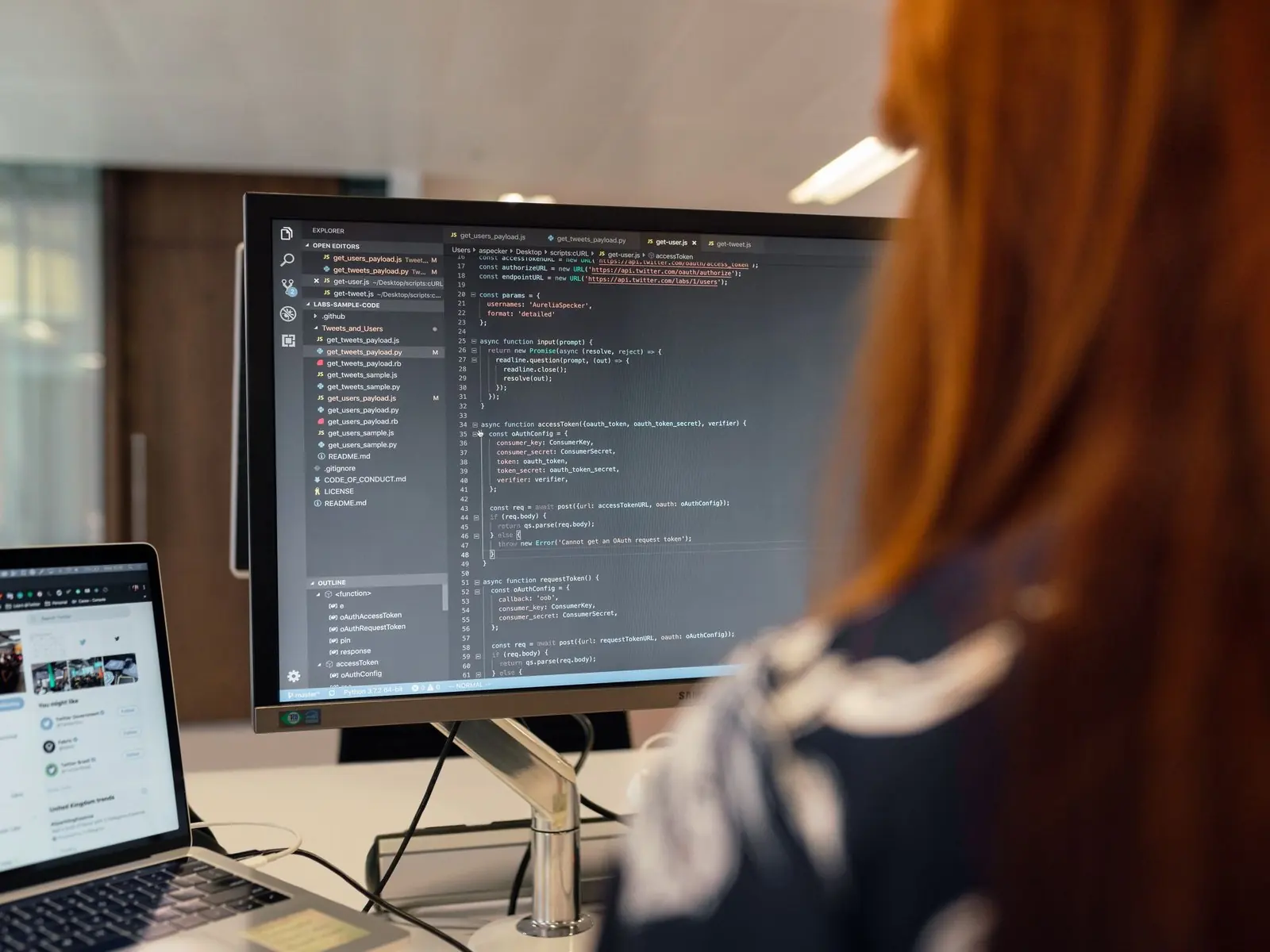 Programadora escribiendo código en su monitor