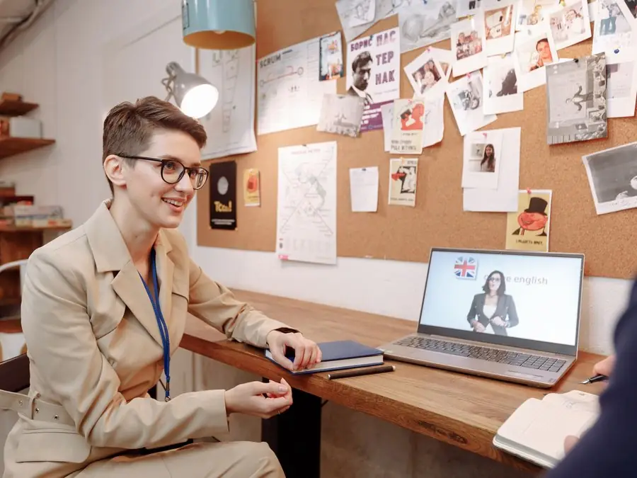 Estudiante en una clase de inglés en línea