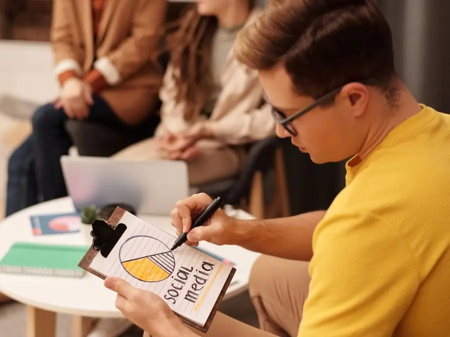 Estudiante planificando una estrategia de redes sociales