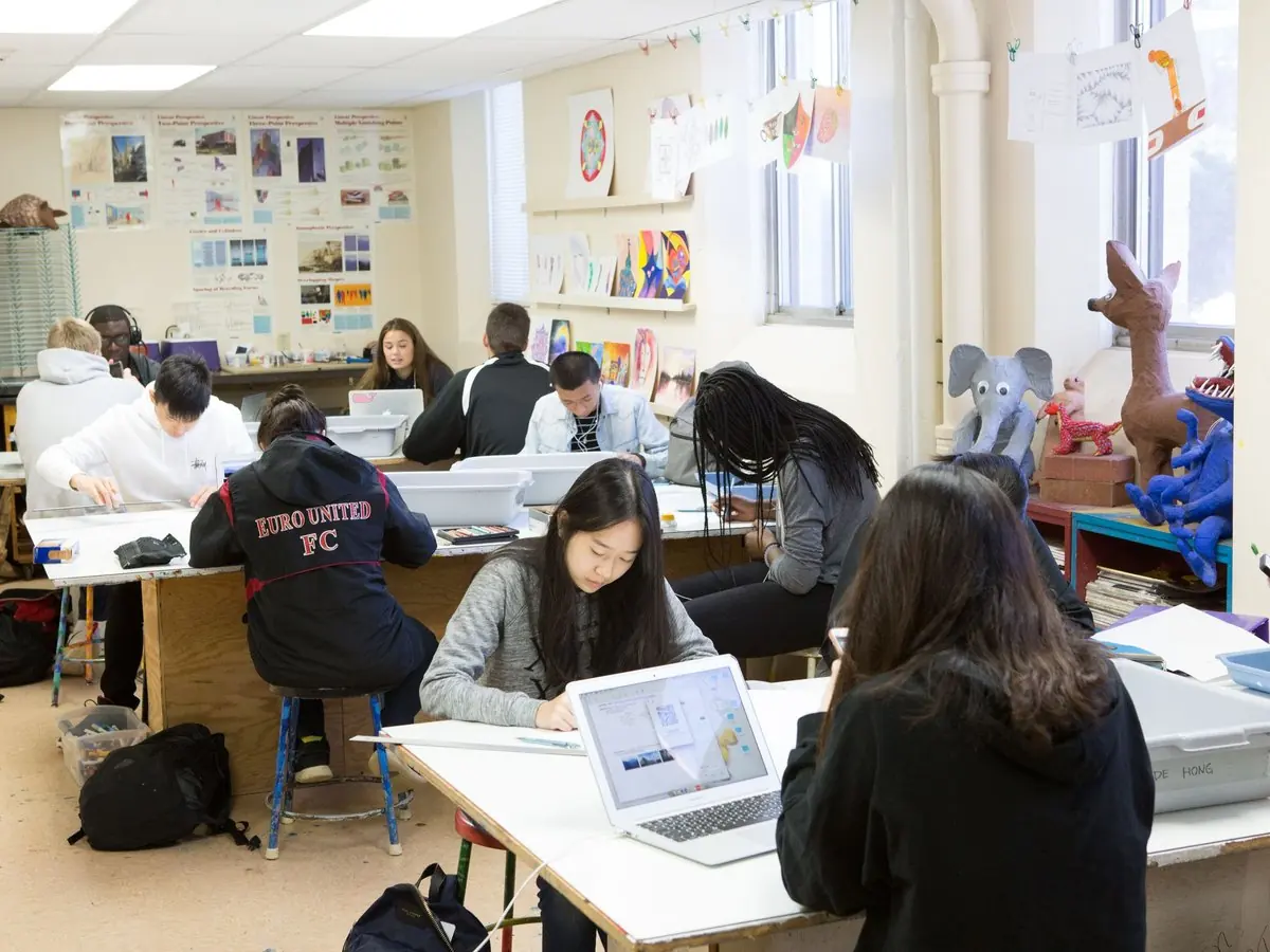 Estudiantes trabajando en un taller creativo